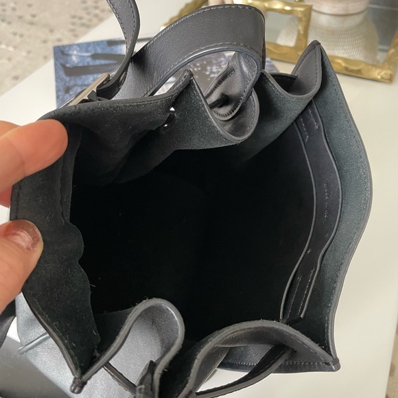 C Pre-owned Elegant black
Leather Shoulder Bag - Picture 6 of 8